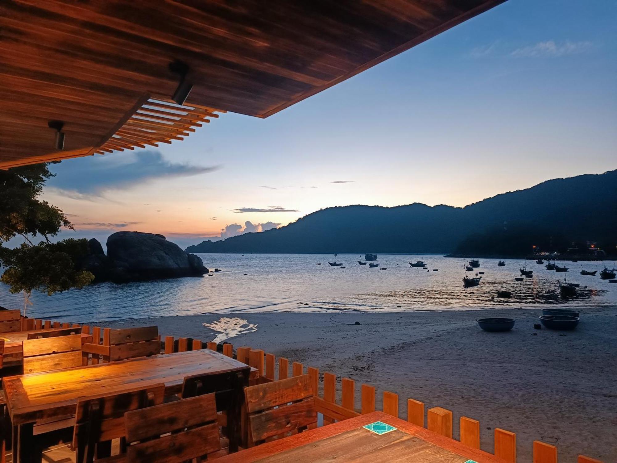 The Coral Homestay & Pub Tân Hiệ Екстериор снимка