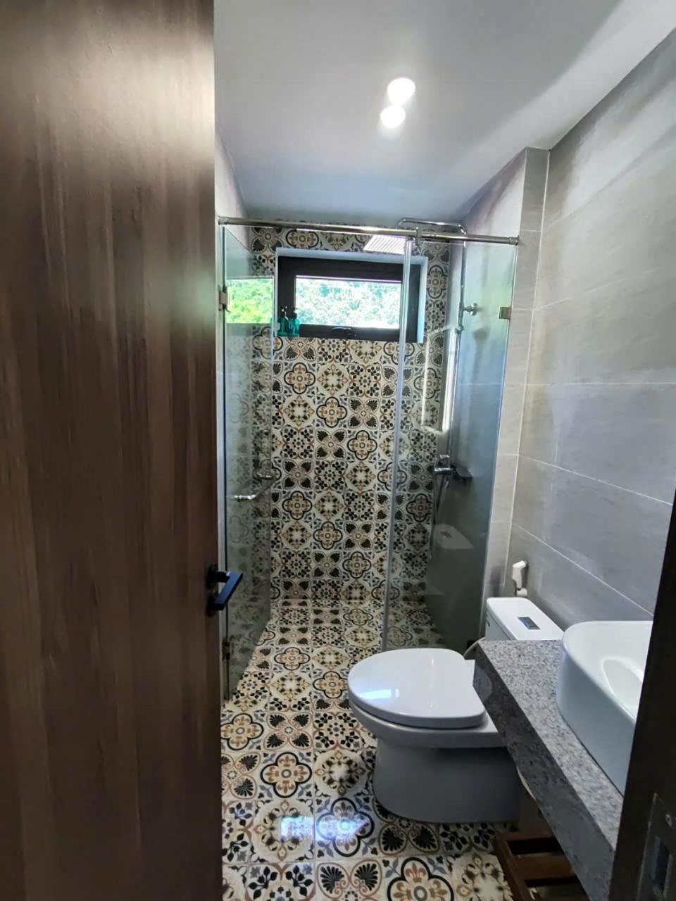 The Coral Homestay & Pub Tân Hiệ Екстериор снимка